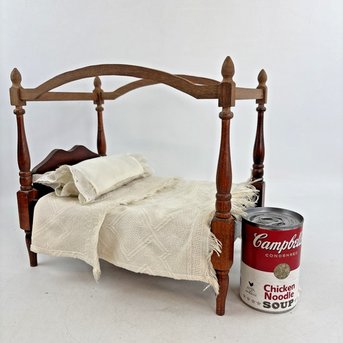 Antico letto per bambole